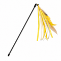 Jouet plumeau jaune et crème pour chat manche 45 cm